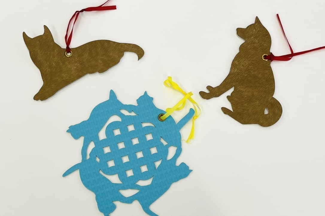 布をレーザーで細かい形に切り抜いた写真