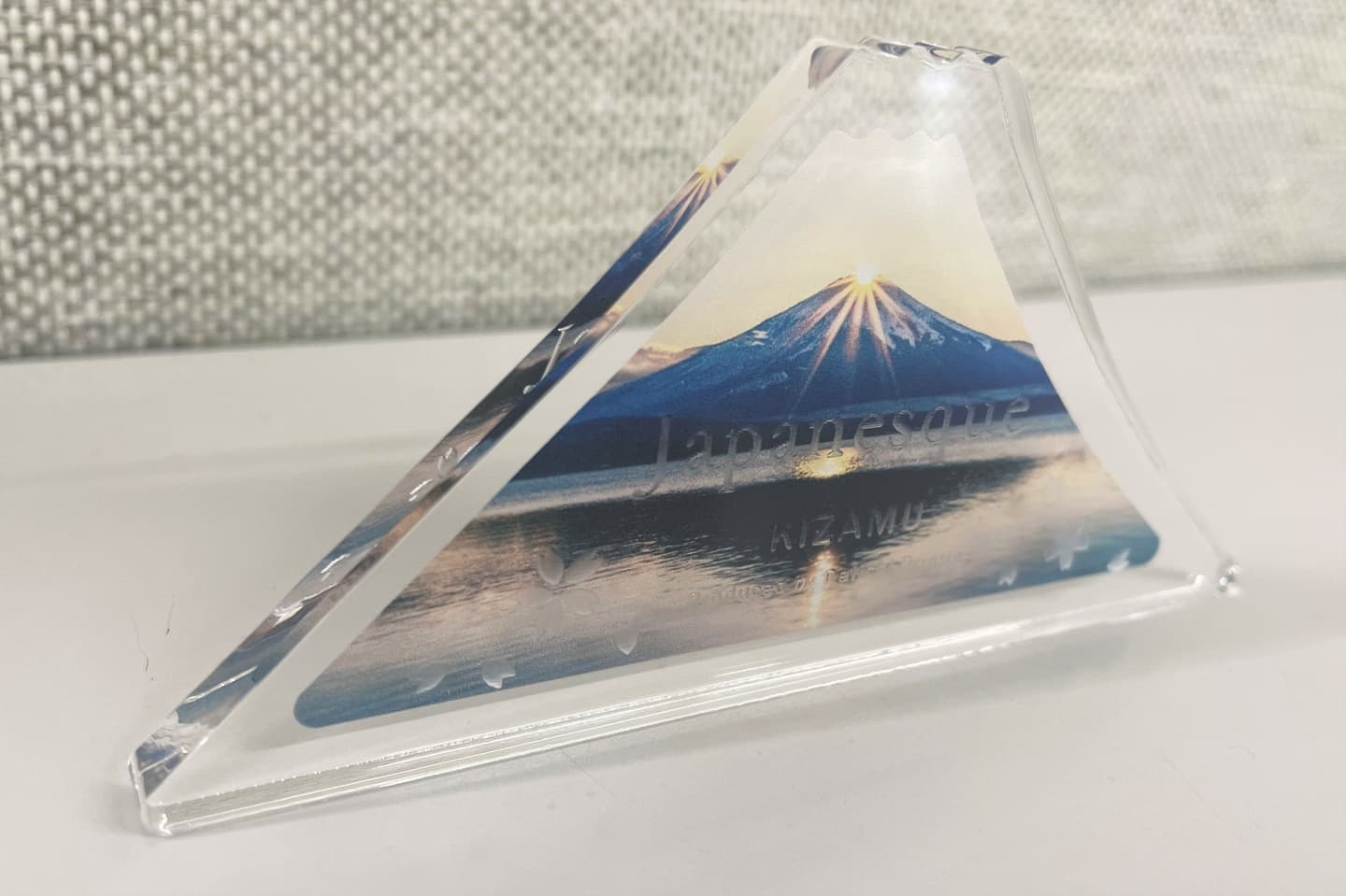 富士山の形のアクリルの側面にレーザー加工を施した写真