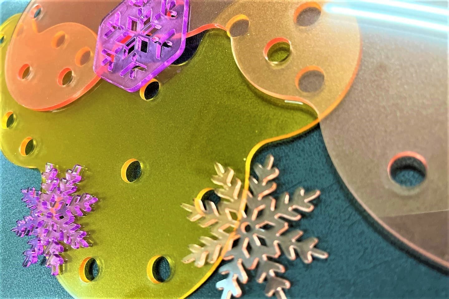 カラフルなアクリルをレーザーで色々な形に切り抜いた写真